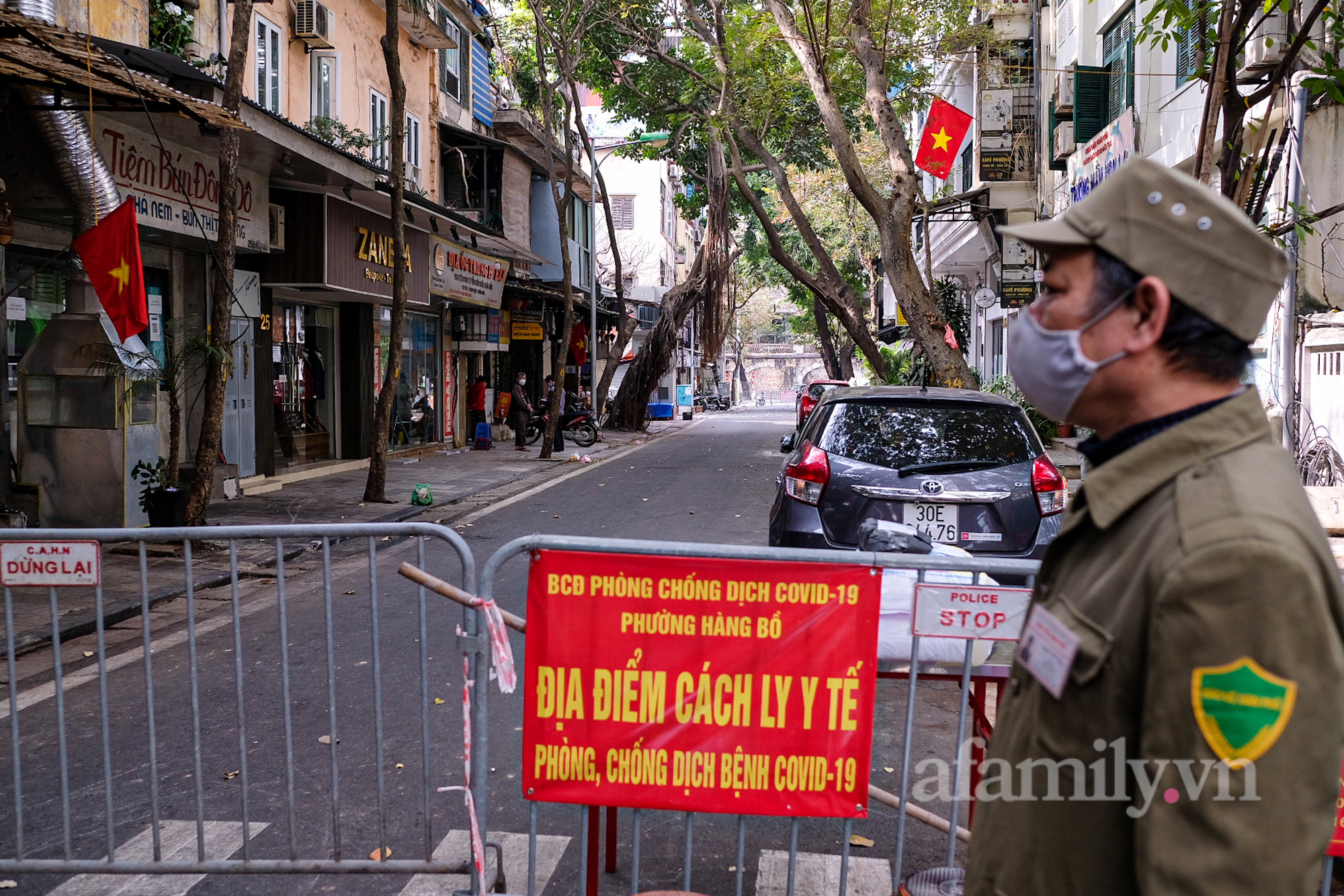 Hà Nội: Phong tỏa tạm thời một đoạn phố Hàng Vải vì có liên quan đến 3 ca dương tính SARS-CoV-2 - Ảnh 8.