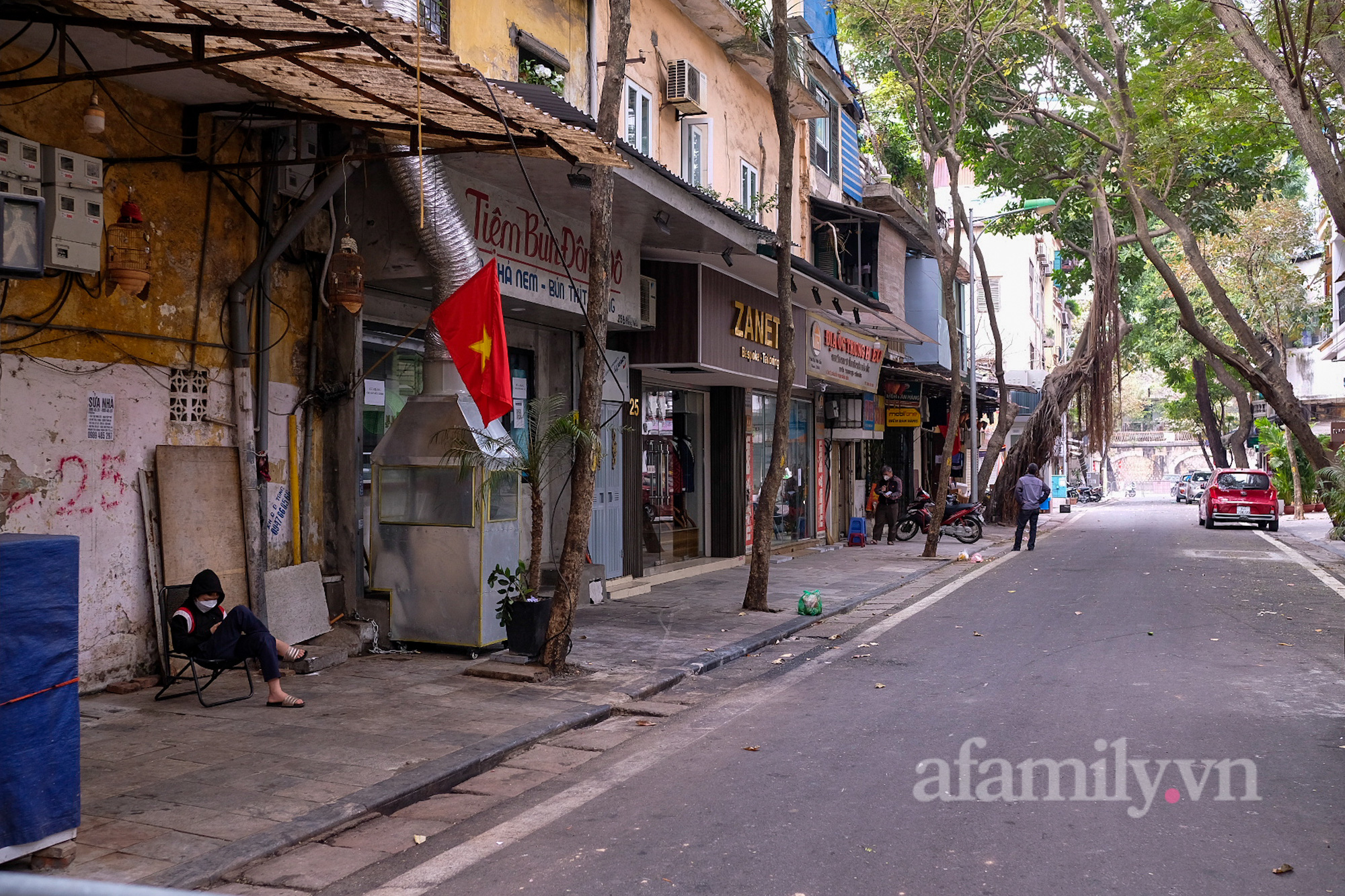 Hà Nội: Phong tỏa tạm thời một đoạn phố Hàng Vải vì có liên quan đến 3 ca dương tính SARS-CoV-2 - Ảnh 6.