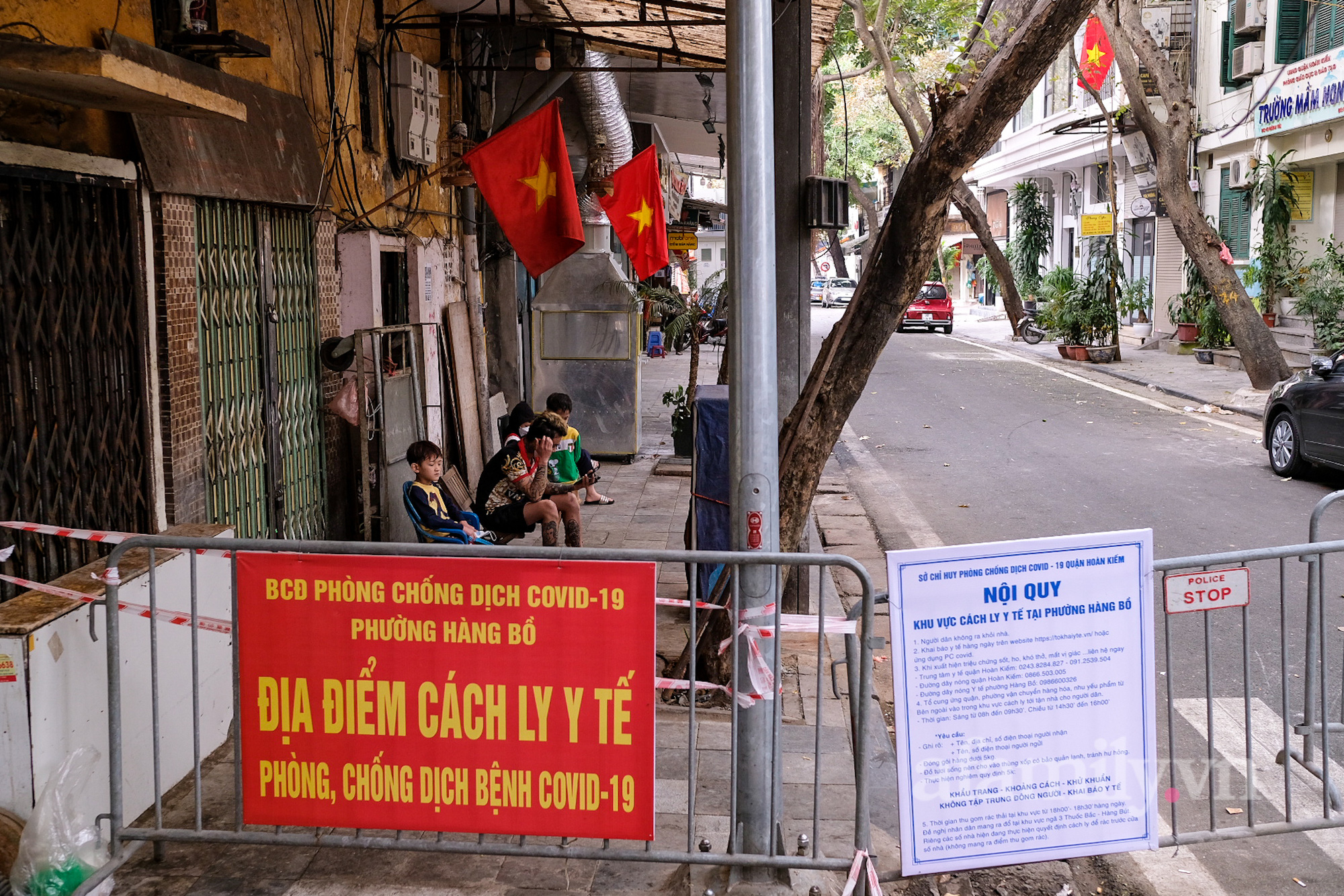 Hà Nội: Phong tỏa tạm thời một đoạn phố Hàng Vải vì có liên quan đến 3 ca dương tính SARS-CoV-2 - Ảnh 5.