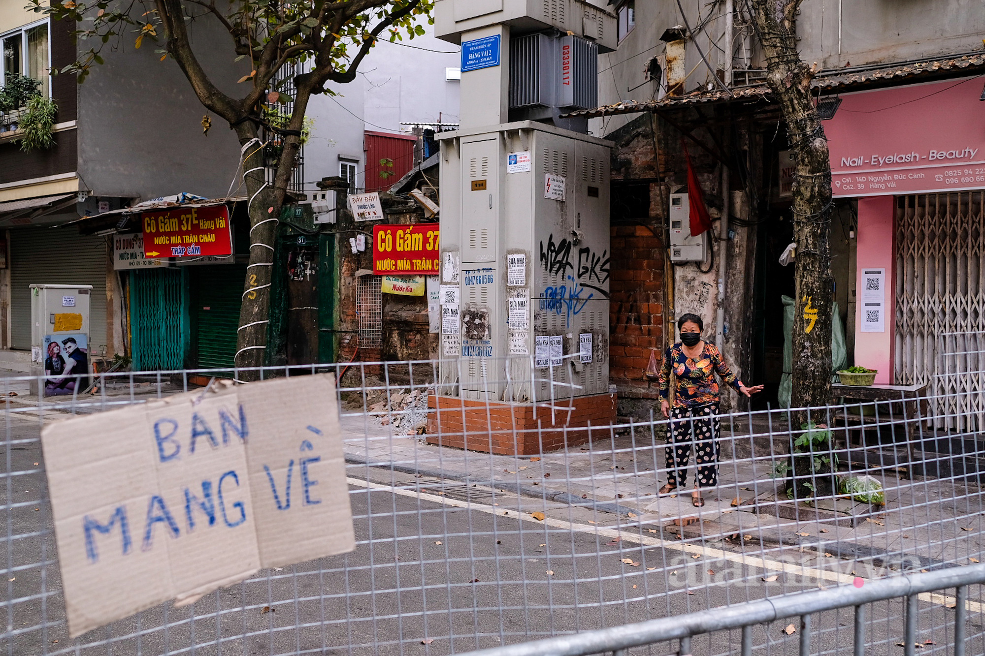 Hà Nội: Phong tỏa tạm thời một đoạn phố Hàng Vải vì có liên quan đến 3 ca dương tính SARS-CoV-2 - Ảnh 2.