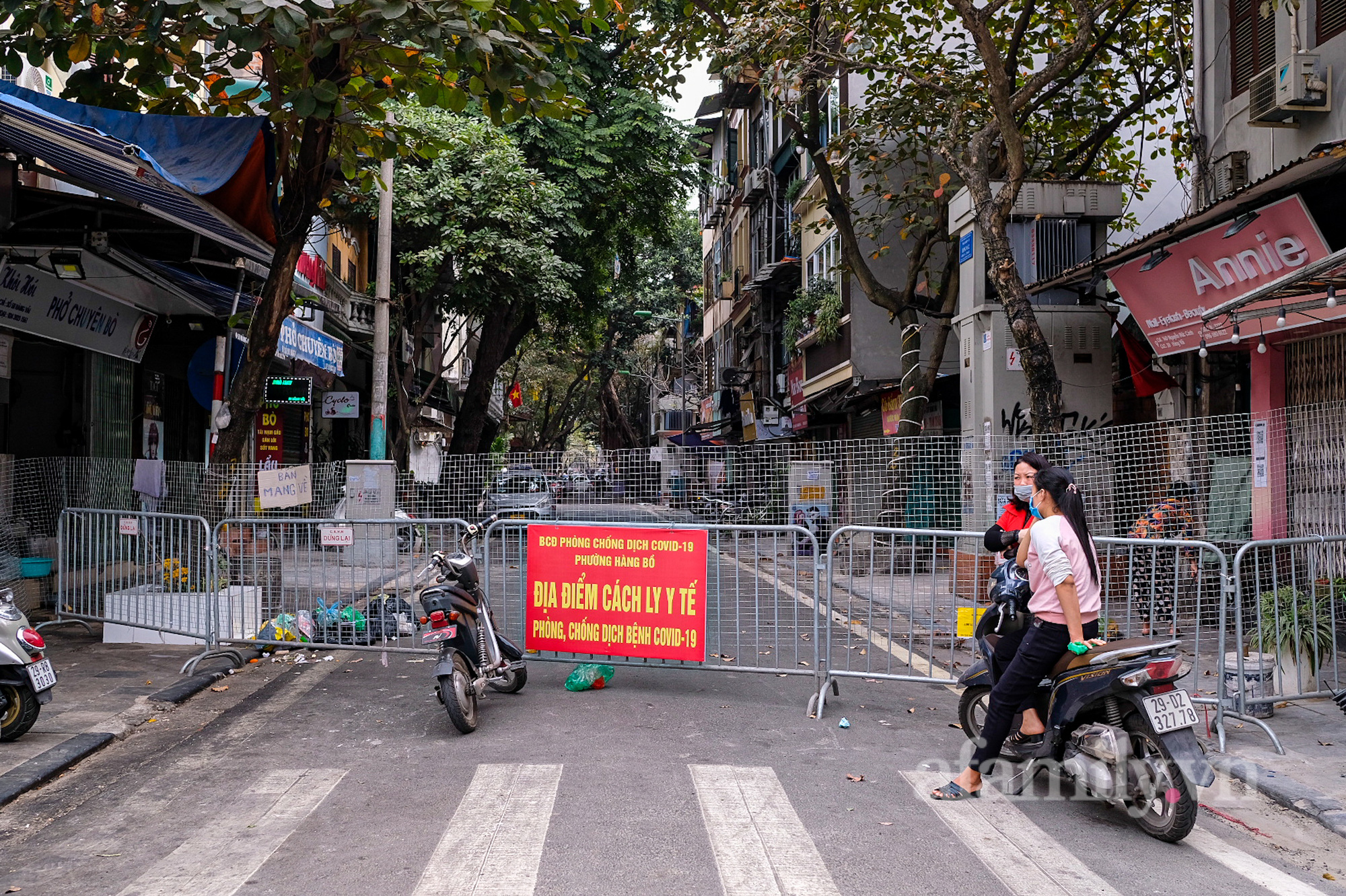 Hà Nội: Phong tỏa tạm thời một đoạn phố Hàng Vải vì có liên quan đến 3 ca dương tính SARS-CoV-2 - Ảnh 1.