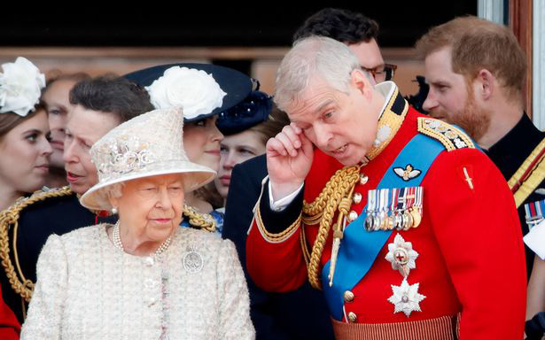 Trước vụ kiện lạm dụng tình dục của con trai, Nữ hoàng Anh có động thái mới gây xôn xao dư luận