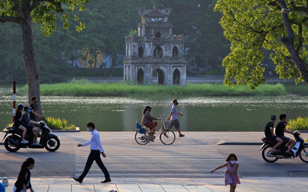 Hà Nội: Nhiều quận, huyện giảm cấp độ dịch, cho bán hàng ăn uống tại chỗ trở lại