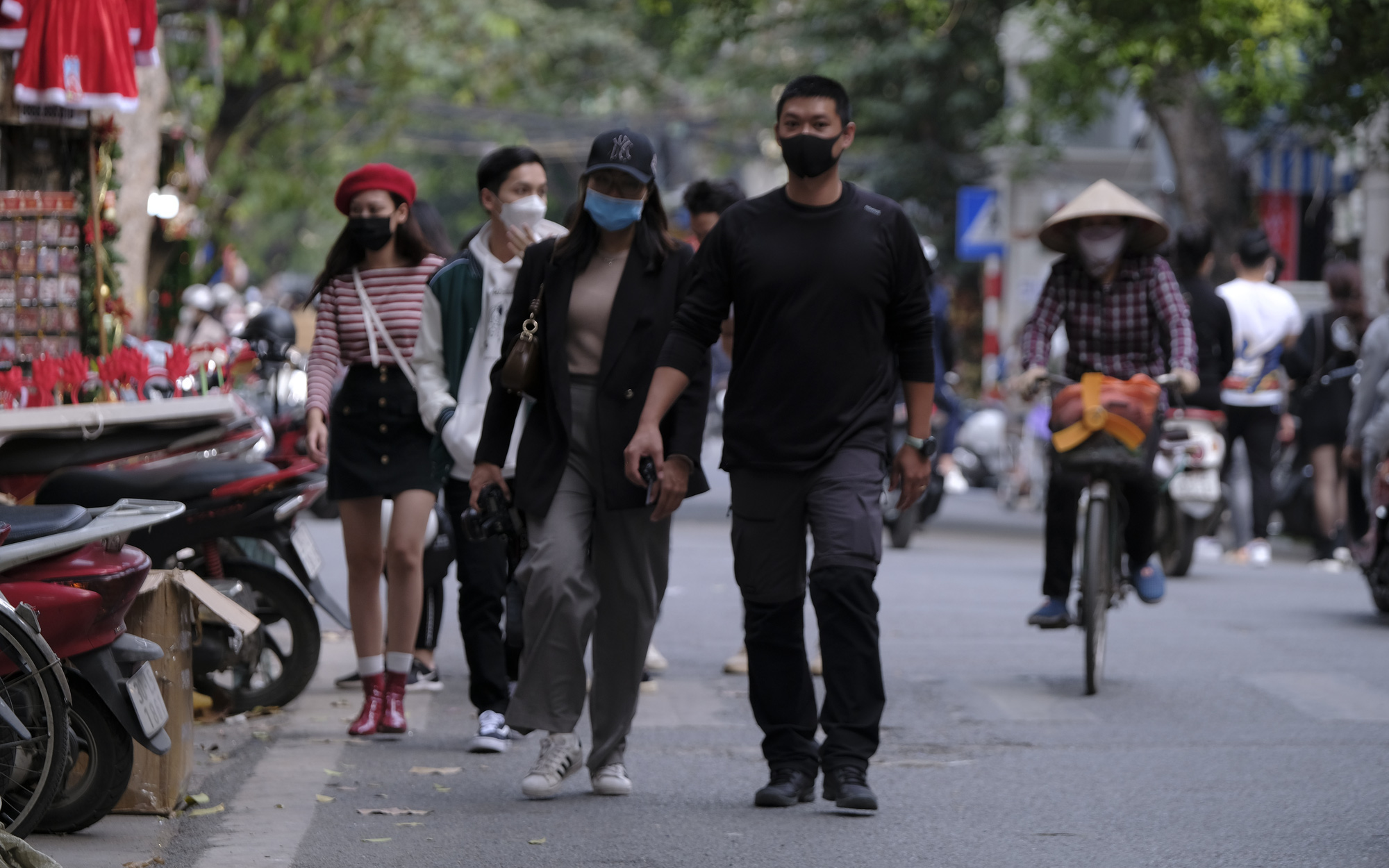 Chuyên gia lo ngại dịch ở Hà Nội có thể chạm "mốc 5.000", người dân cần làm gì để đón Tết an toàn?
