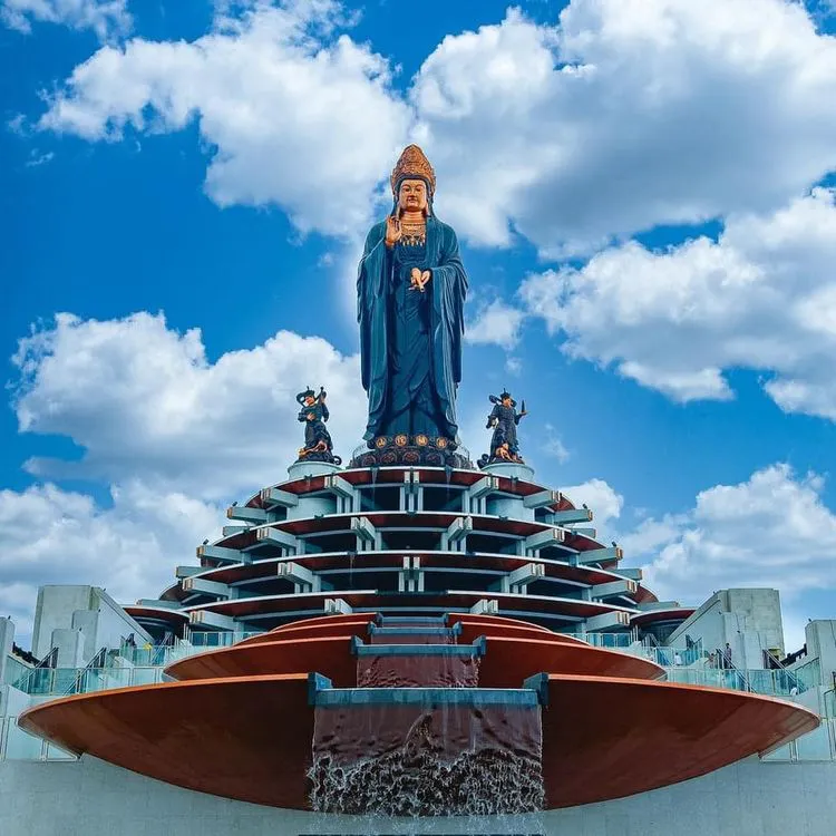 Tượng Phật Bà Núi Bà Đen hiện lên trước mắt, tĩnh lặng và thanh tịnh. Đó không chỉ là một bức tượng nghệ thuật tuyệt vời, mà còn là nơi để bạn tìm được sự an yên trong lòng!