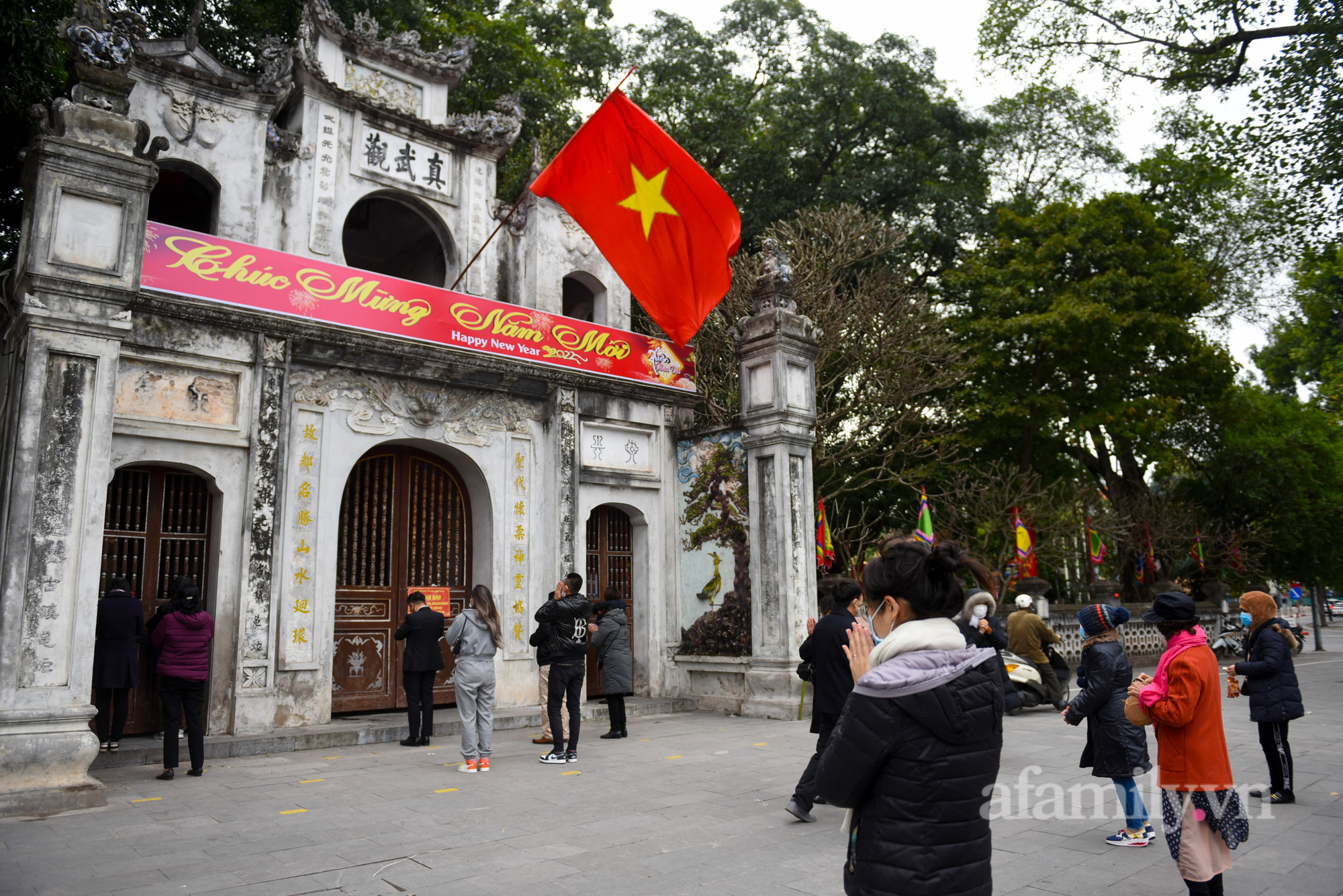 Ngày mùng 1 Tết, người Hà Nội đổ về đền, chùa vái vọng cầu bình an - Ảnh 1.