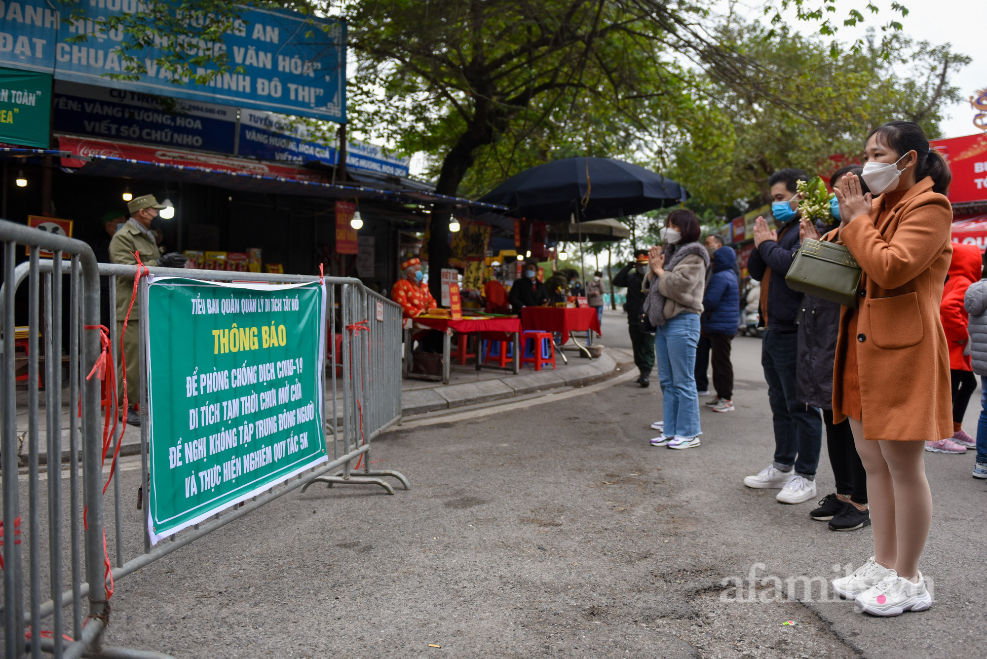 Ngày mùng 1 Tết, người Hà Nội đổ về đền, chùa vái vọng cầu bình an - Ảnh 14.