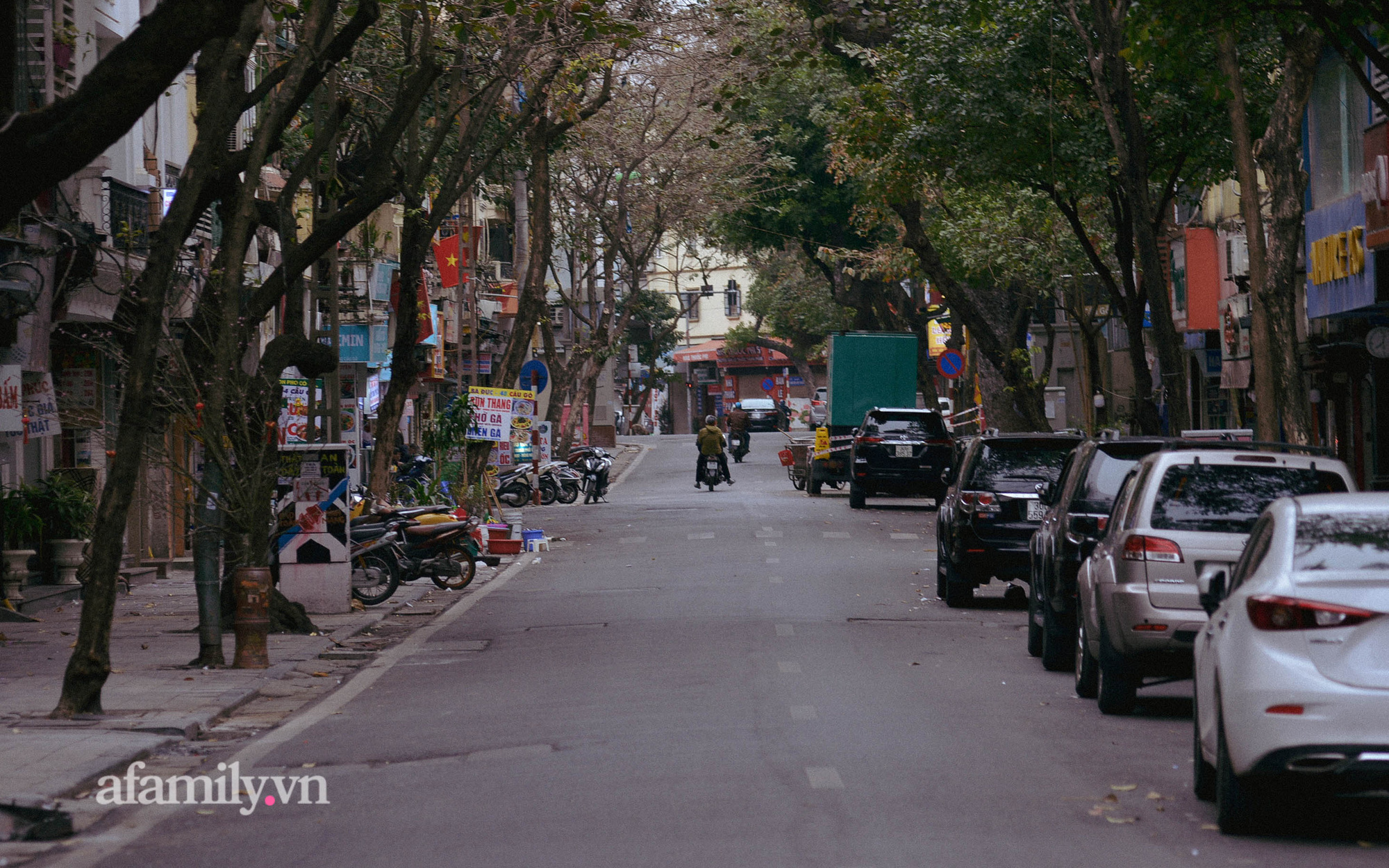 Người Hà Nội dậy sớm ra đường tập thể dục trong buổi sáng đầu tiên của năm mới Nhâm Dần dù trời rét tê tái - Ảnh 3.