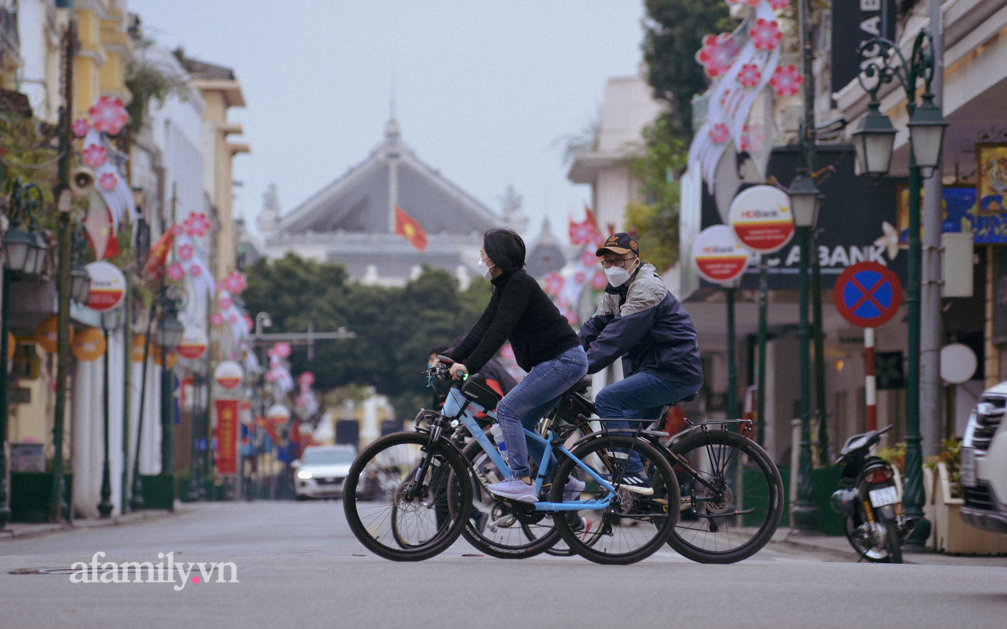 Người Hà Nội dậy sớm ra đường tập thể dục trong buổi sáng đầu tiên của năm mới Nhâm Dần dù trời rét tê tái