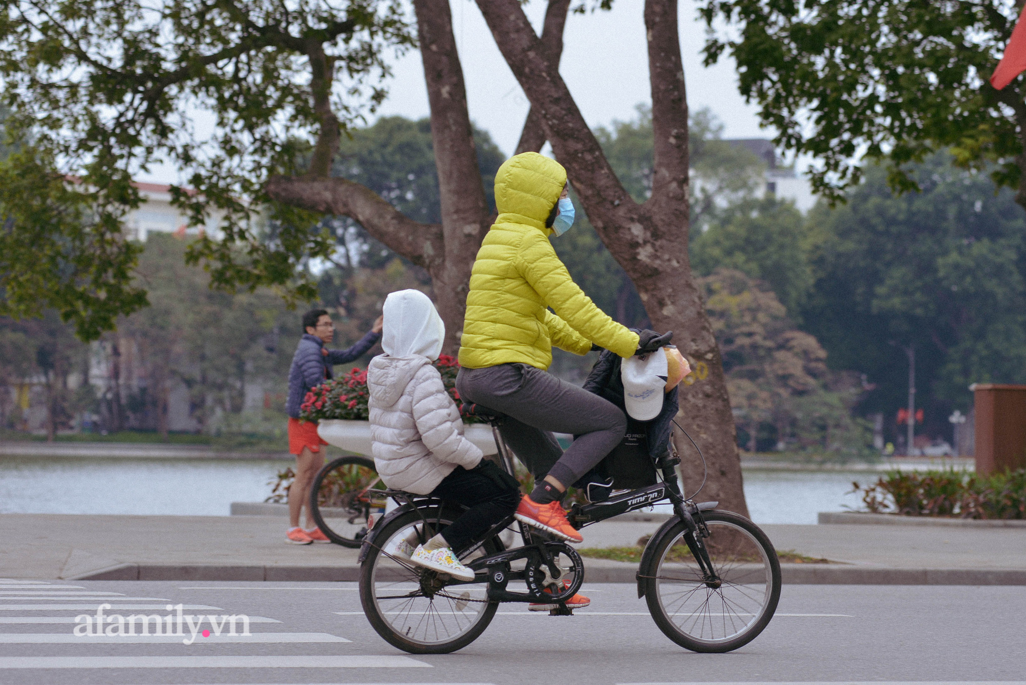 Người Hà Nội dậy sớm ra đường tập thể dục trong buổi sáng đầu tiên của năm mới Nhâm Dần dù trời rét tê tái - Ảnh 9.