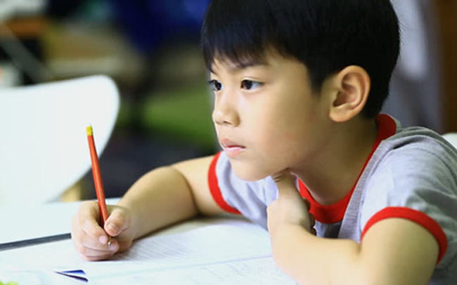 Học sinh tiểu học làm bài văn "Tả bạn Minh Hằng", chỉ vỏn vẹn 6 dòng mà GÂY SỐT trên mọi mặt trận: Bạn đọc được chắc 3 ngày chưa hết khoái chí 