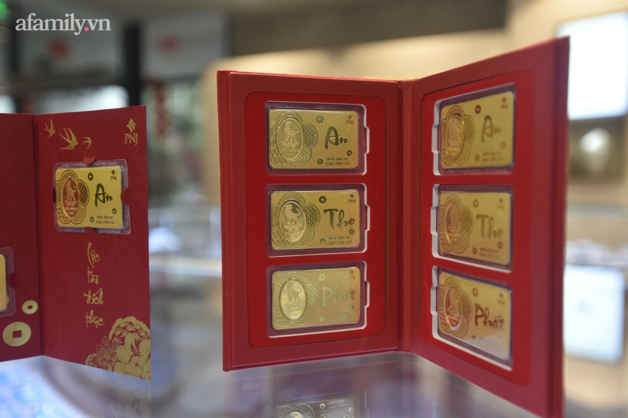 Ngày vía Thần tài trời rét mướt người dân Hà Nội vẫn xếp hàng lấy số từ sớm để mua vàng  - Ảnh 10.