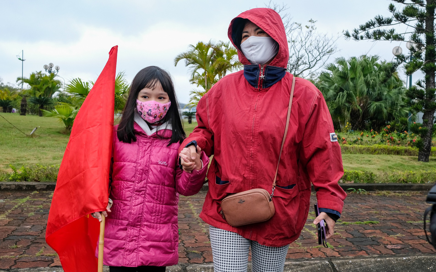 Hai mẹ con đội mưa rét vượt hàng chục km lên sân bay đón tuyển nữ Việt Nam: "Con gái tôi là fan của Huỳnh Như, còn tôi yêu cả đội!"