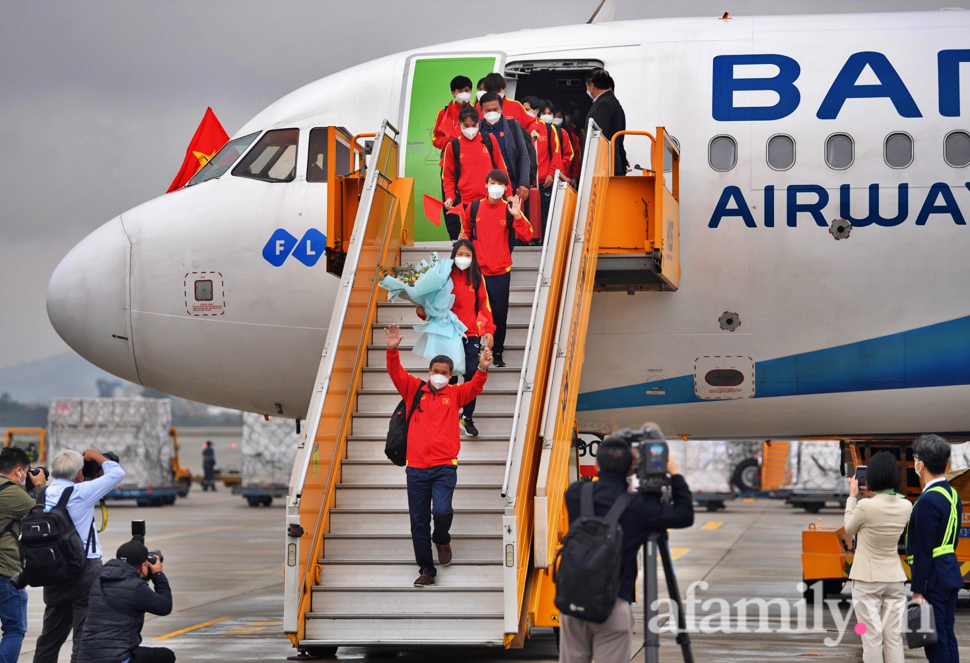Chuyên cơ đưa ĐT nữ hạ cánh sân bay Nội Bài, người hâm mộ đón những cô gái vàng của bóng đá Việt Nam - Ảnh 3.