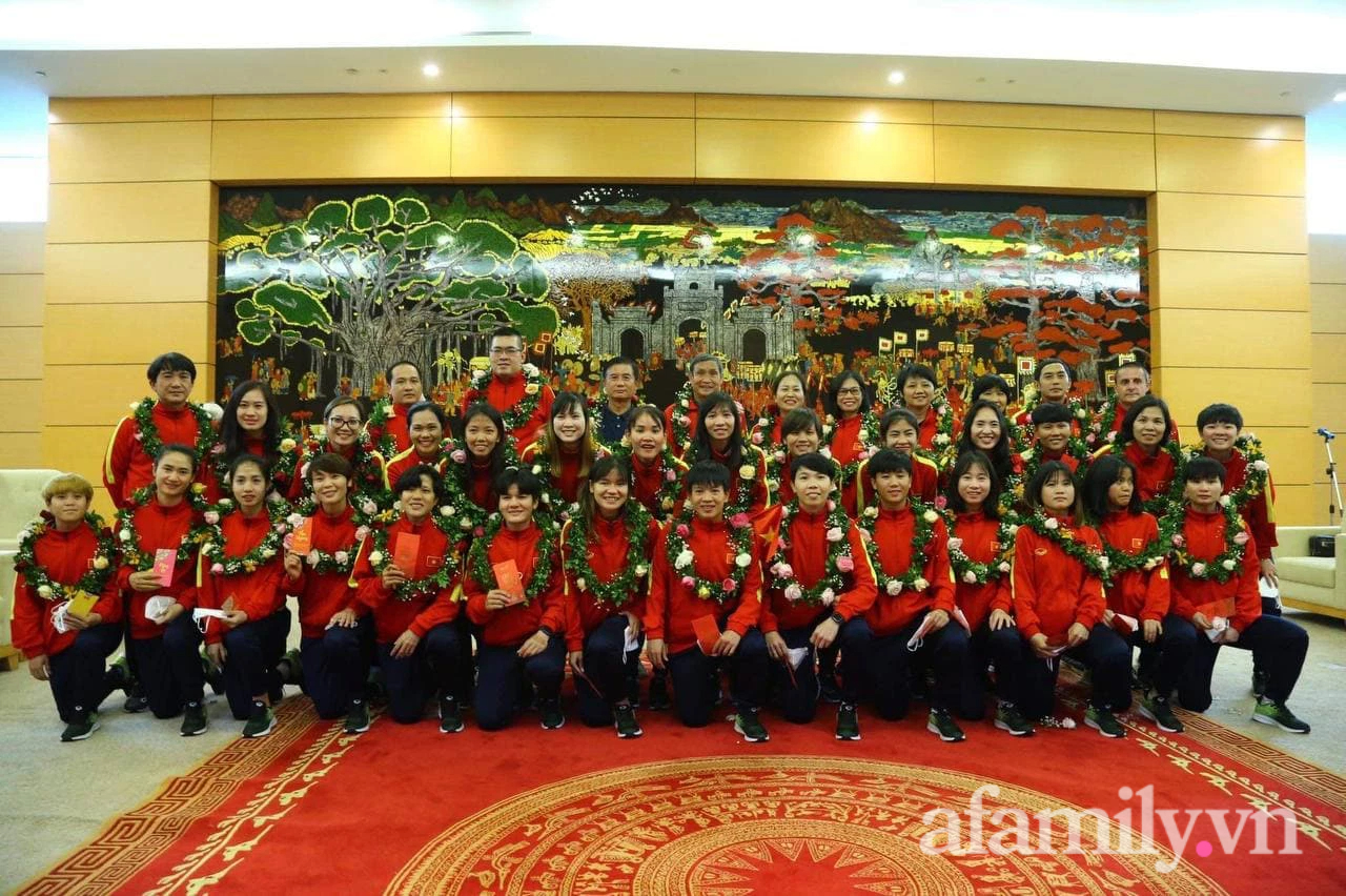 Chuyên cơ đưa ĐT nữ hạ cánh sân bay Nội Bài, người hâm mộ đón những cô gái vàng của bóng đá Việt Nam - Ảnh 6.