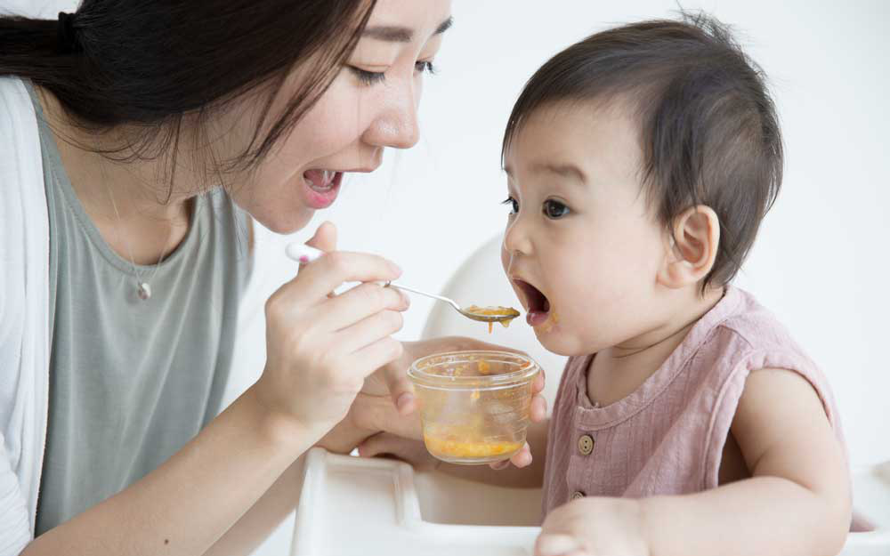 Bé 6 tháng tuổi khó thở, nổi mẩn đỏ khắp người sau khi ăn món này: Trẻ ăn dặm sai cách ảnh hưởng đến trí não, dễ mắc bệnh nguy hiểm sau này, cha mẹ cần lưu ý!