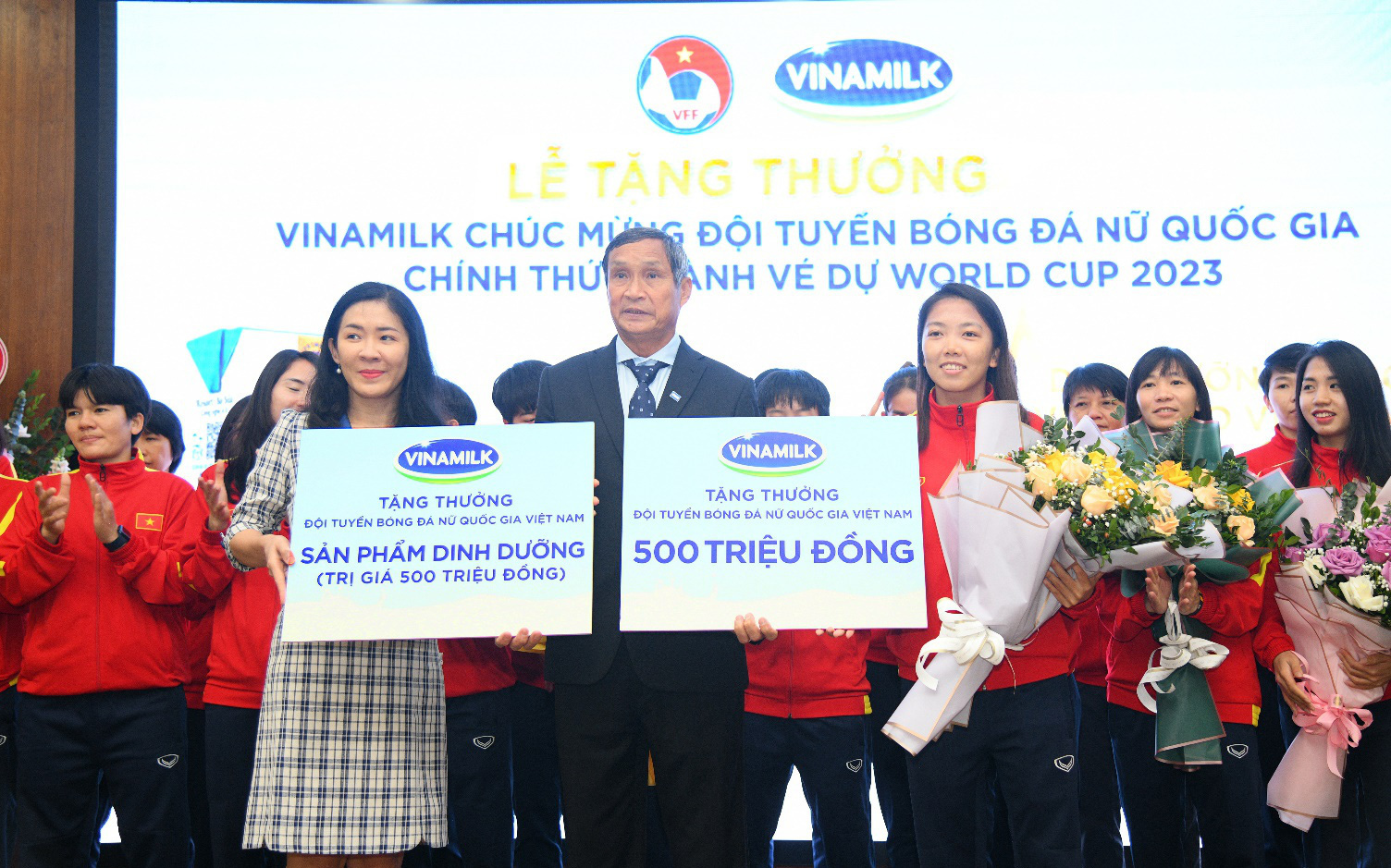Vinamilk trao thưởng 500 triệu tiền mặt và 2 năm sử dụng sản phẩm để chúc mừng thành tích đội tuyển bóng đá nữ quốc gia