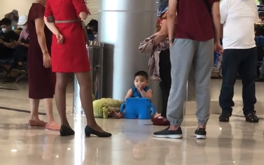 Mẹ để con ở sân bay một mình, bé trai ngồi ngoan ngoãn nhưng nhìn một thứ bên cạnh bé mà ai cũng phẫn nộ