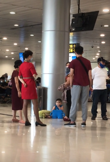 Mẹ để con ở sân bay một mình, bé trai ngồi ngoan ngoãn nhưng nhìn một thứ bên cạnh bé mà ai cũng phẫn nộ - Ảnh 2.