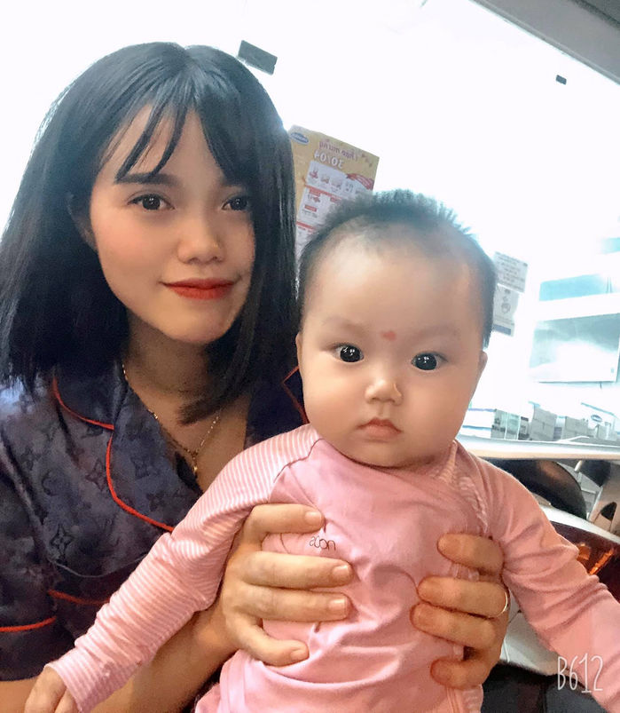 Nữ cầu thủ Việt xa con gái 8 tháng để thi đấu, lúc về con không nhận ra mẹ, gọi mẹ là chị - Ảnh 1.