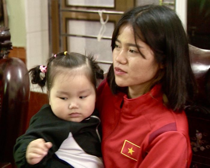 Nữ cầu thủ Việt xa con gái 8 tháng để thi đấu, lúc về con không nhận ra mẹ, gọi mẹ là chị - Ảnh 2.