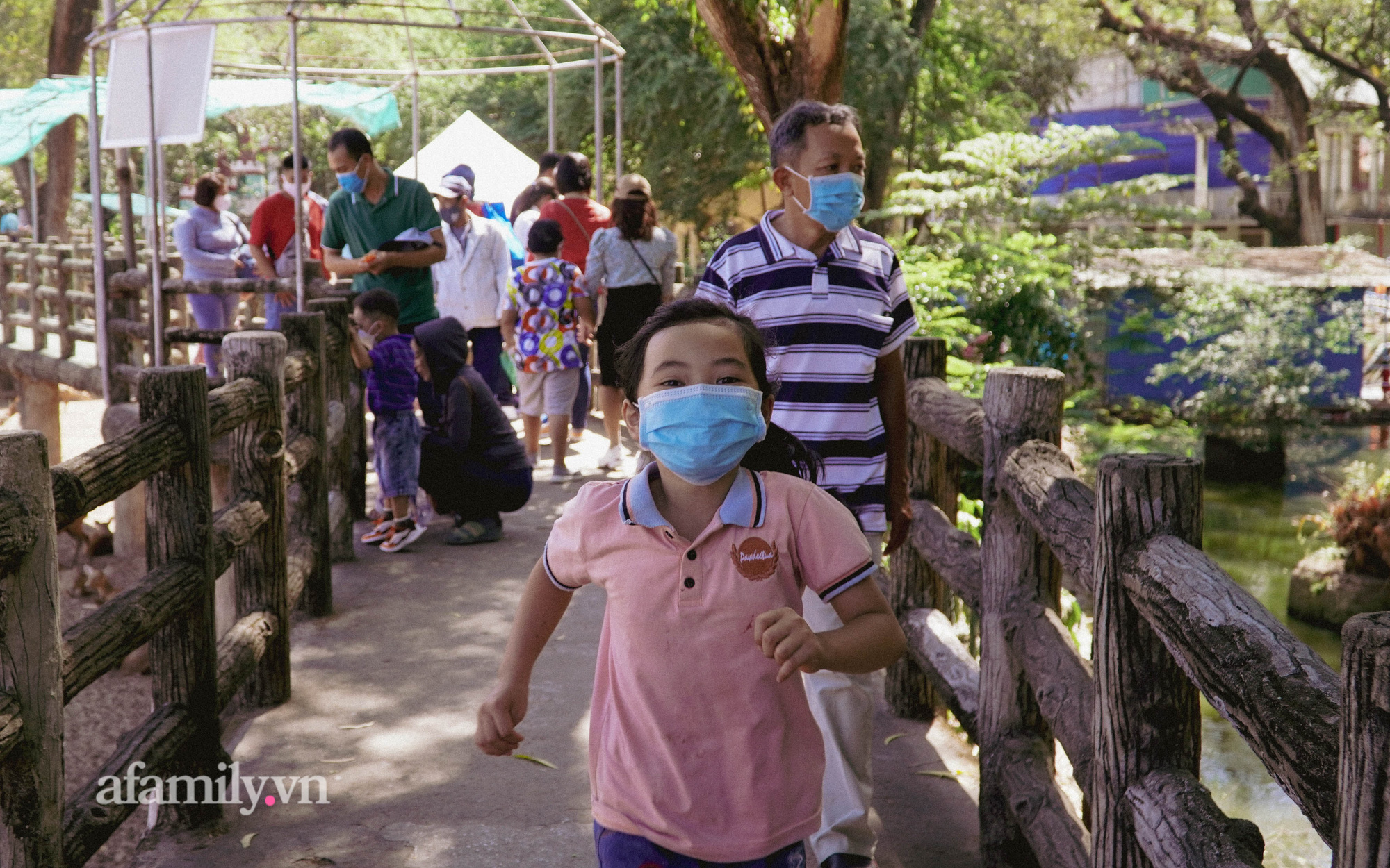 TP.HCM: Thảo Cầm Viên “hồi sinh” ngày đầu năm mới, trẻ con hào hứng vì được tự tay cho động vật ăn - Ảnh 5.