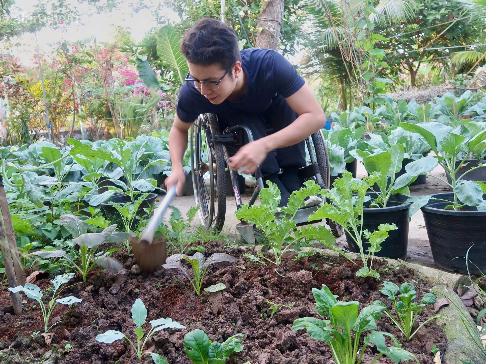 Khu vườn sai trĩu của chàng trai bị liệt hai chân, ngồi trên xe lăn chăm rau, quả mỗi ngày - Ảnh 16.