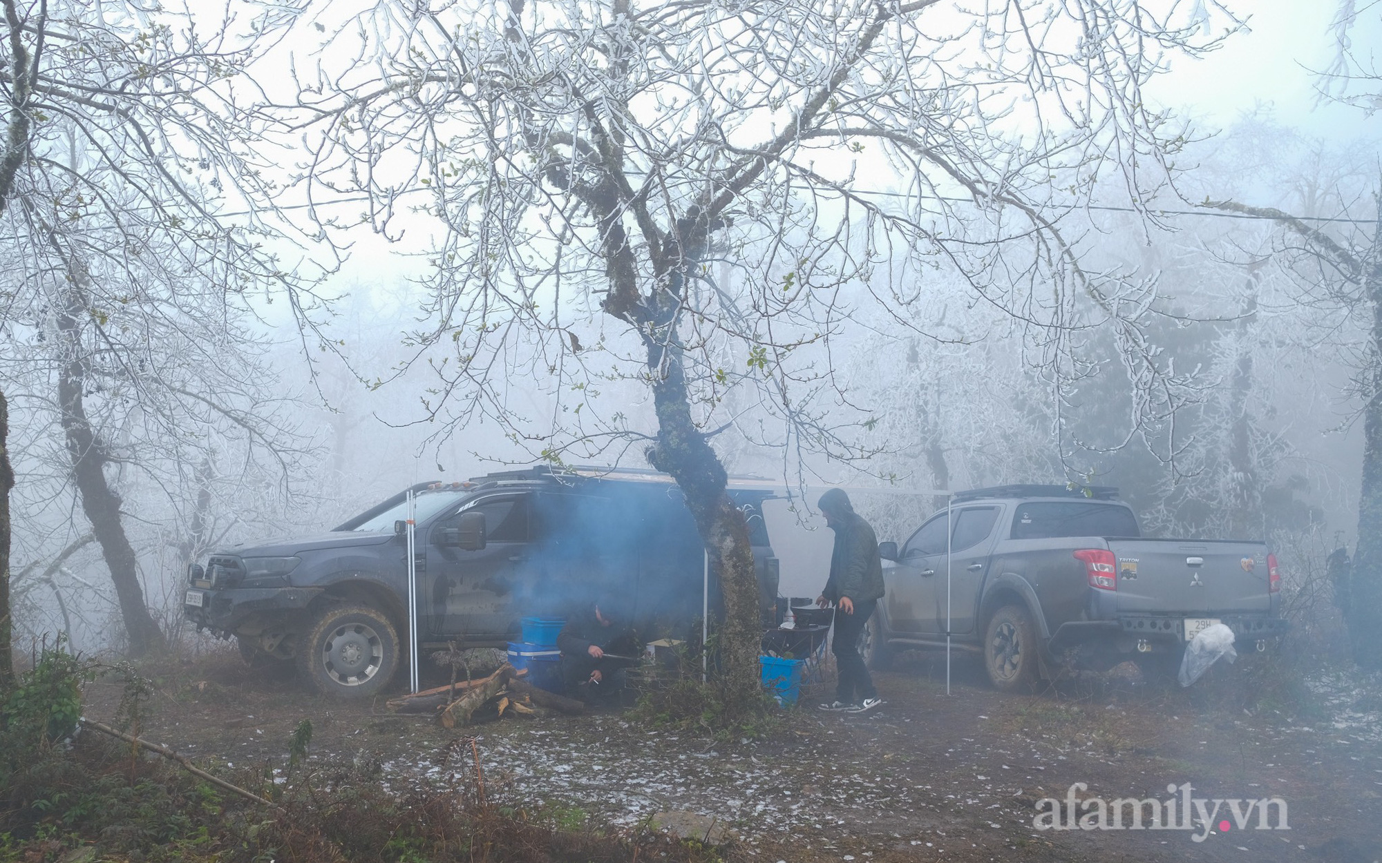Sức hút của Y Tý mùa băng giá: Du khách chạy ô tô vượt hàng trăm cây số tới Ngải Thầu, cắm trại xuyên đêm "canh" tuyết