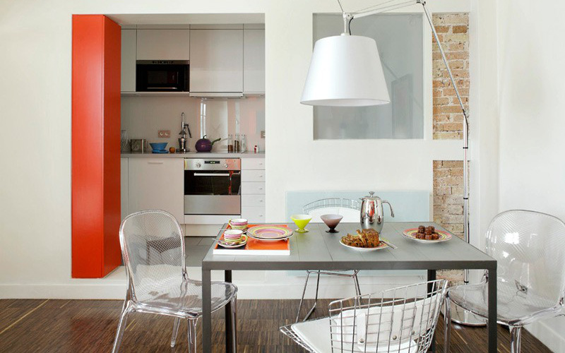 Nhà bếp không có cửa sổ là điểm chung của nhiều nhà chung cư và giải pháp thiết kế khắc phục siêu hay