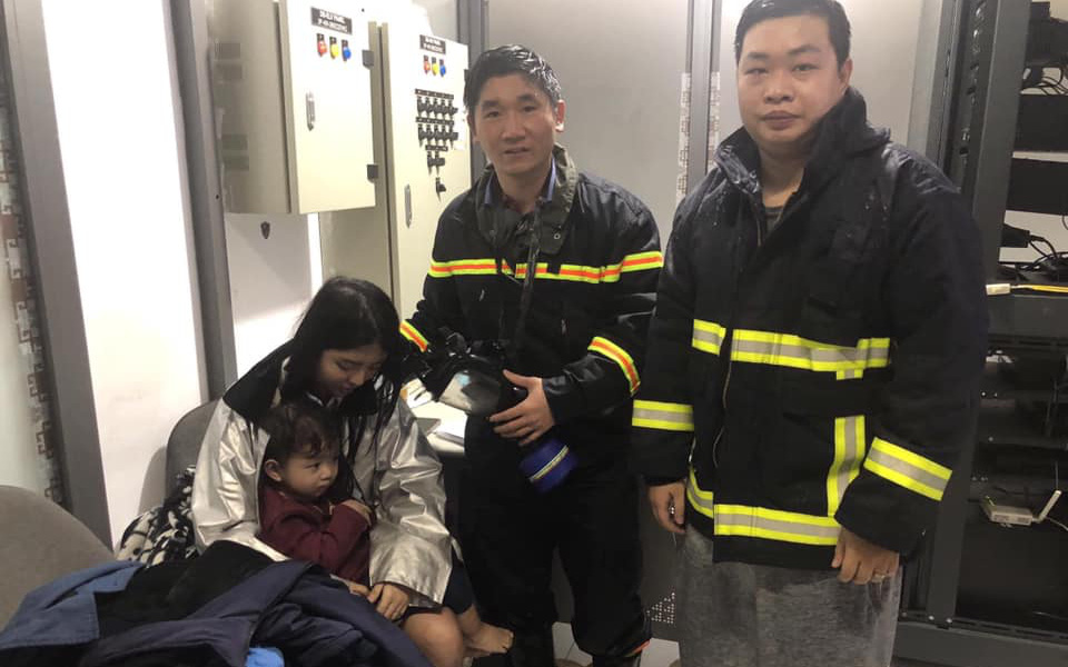 Hà Nội: Cháy chung cư cao cấp lúc rạng sáng, kịp thời cứu sống 3 người