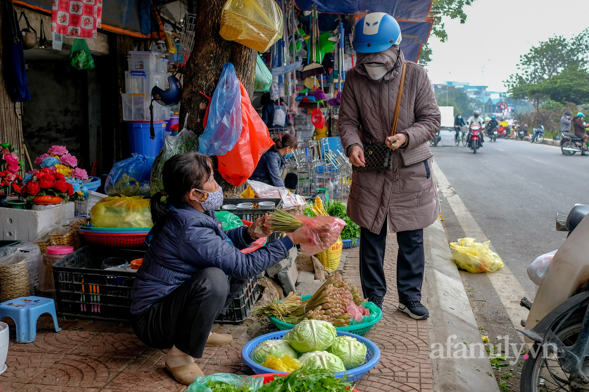 Sợ mắc Covid-19, nhiều người đổ ra chợ mua gừng, sả về xông, người ra hiệu thuốc mua dự phòng nếu dương tính thì tự cách ly ở nhà - Ảnh 1.