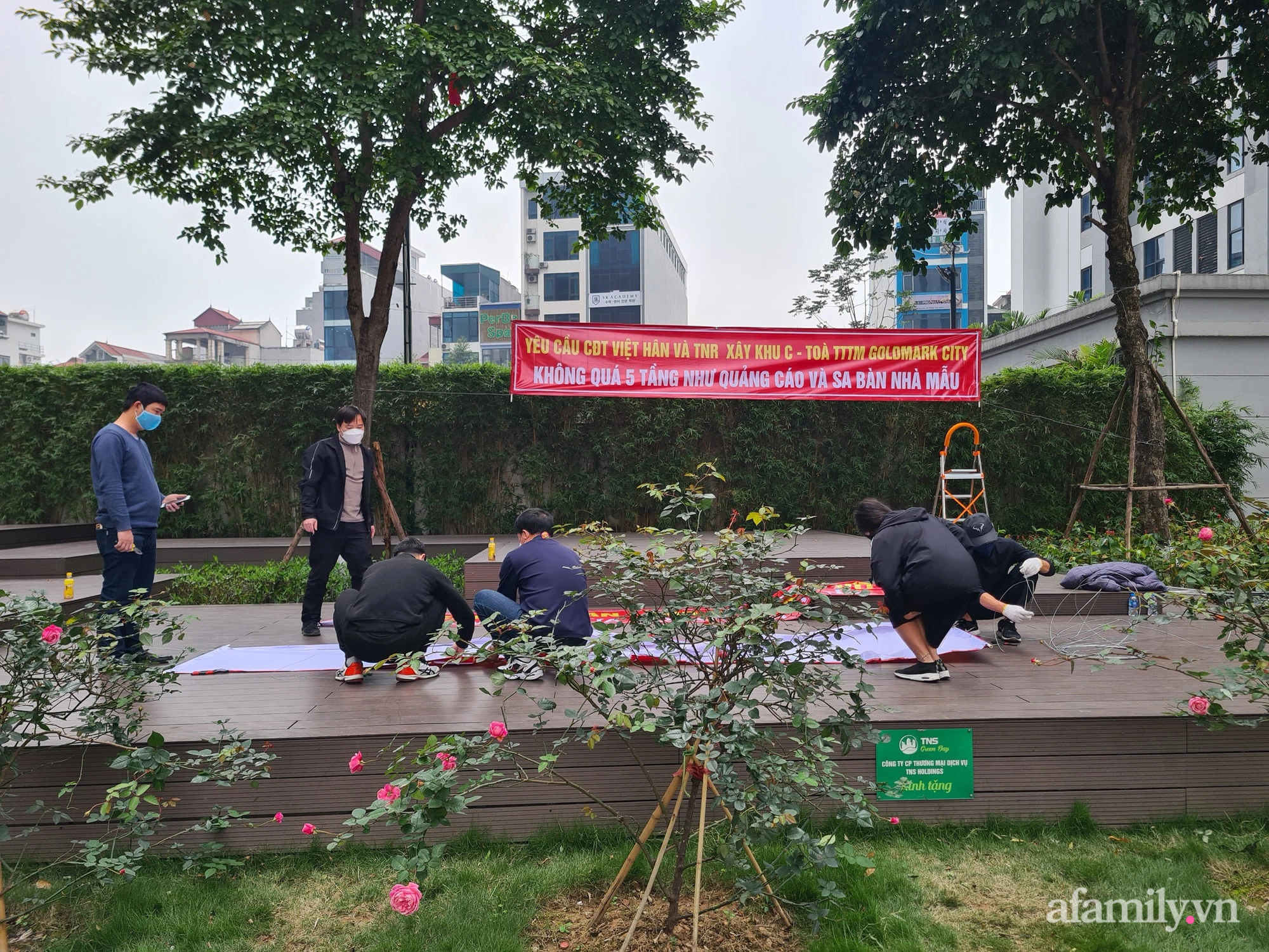 Người dân treo băng rôn