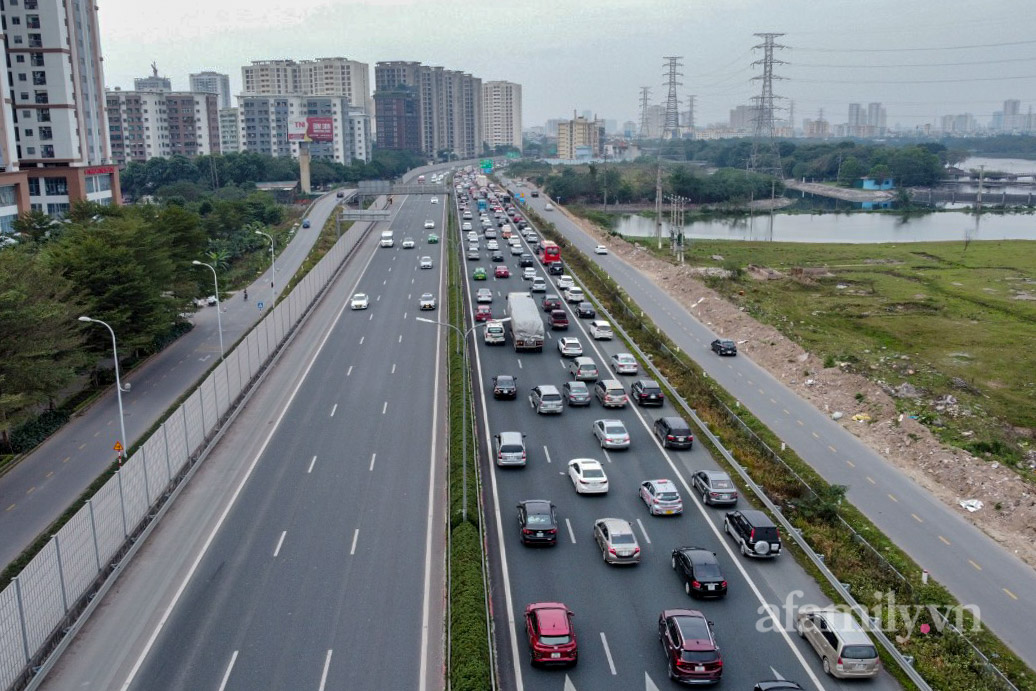 Chưa kết thúc nghỉ Tết, người dân lỉnh kỉnh mang gà vịt rời quê ra Thủ đô, cao tốc Pháp Vân - Cầu Giẽ ùn tắc kéo dài - Ảnh 2.