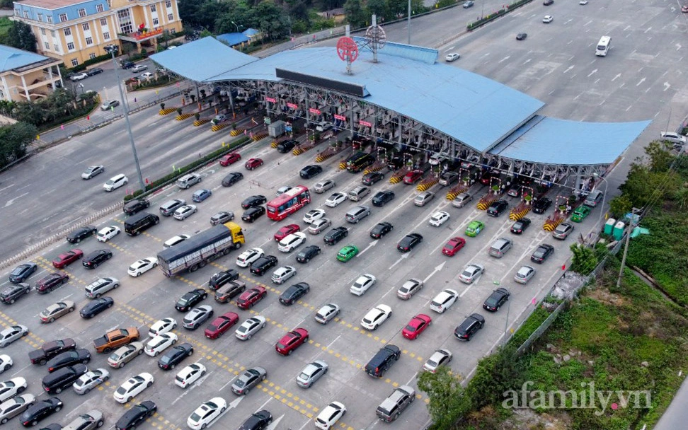 Hàng nghìn người quay lại Hà Nội dù chưa hết nghỉ Tết, cao tốc Pháp Vân - Cầu Giẽ ùn tắc kéo dài