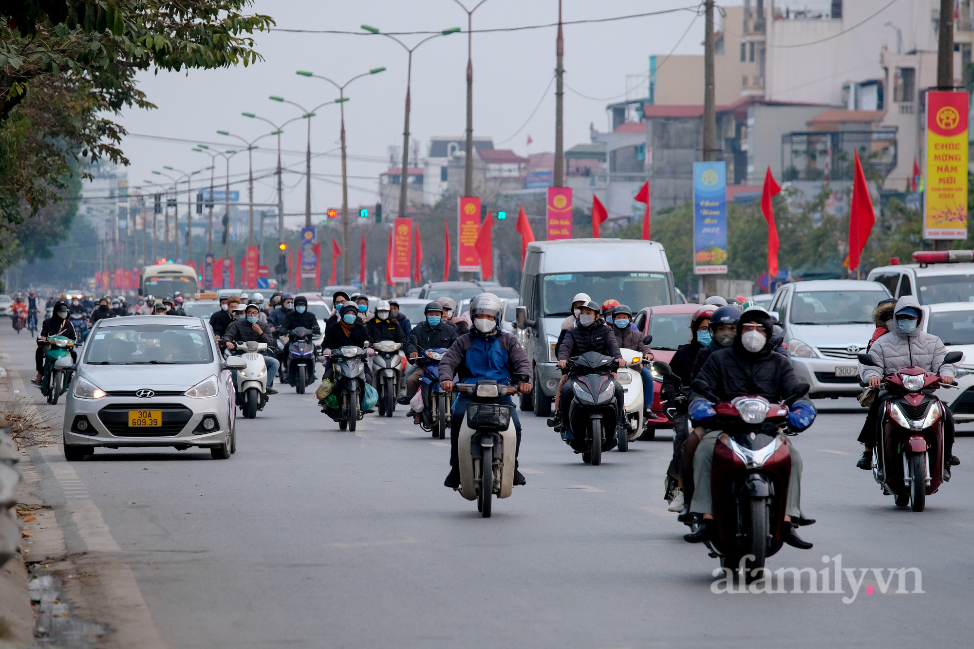 Chưa kết thúc nghỉ Tết, người dân lỉnh kỉnh mang gà vịt rời quê ra Thủ đô, cao tốc Pháp Vân - Cầu Giẽ ùn tắc kéo dài - Ảnh 5.