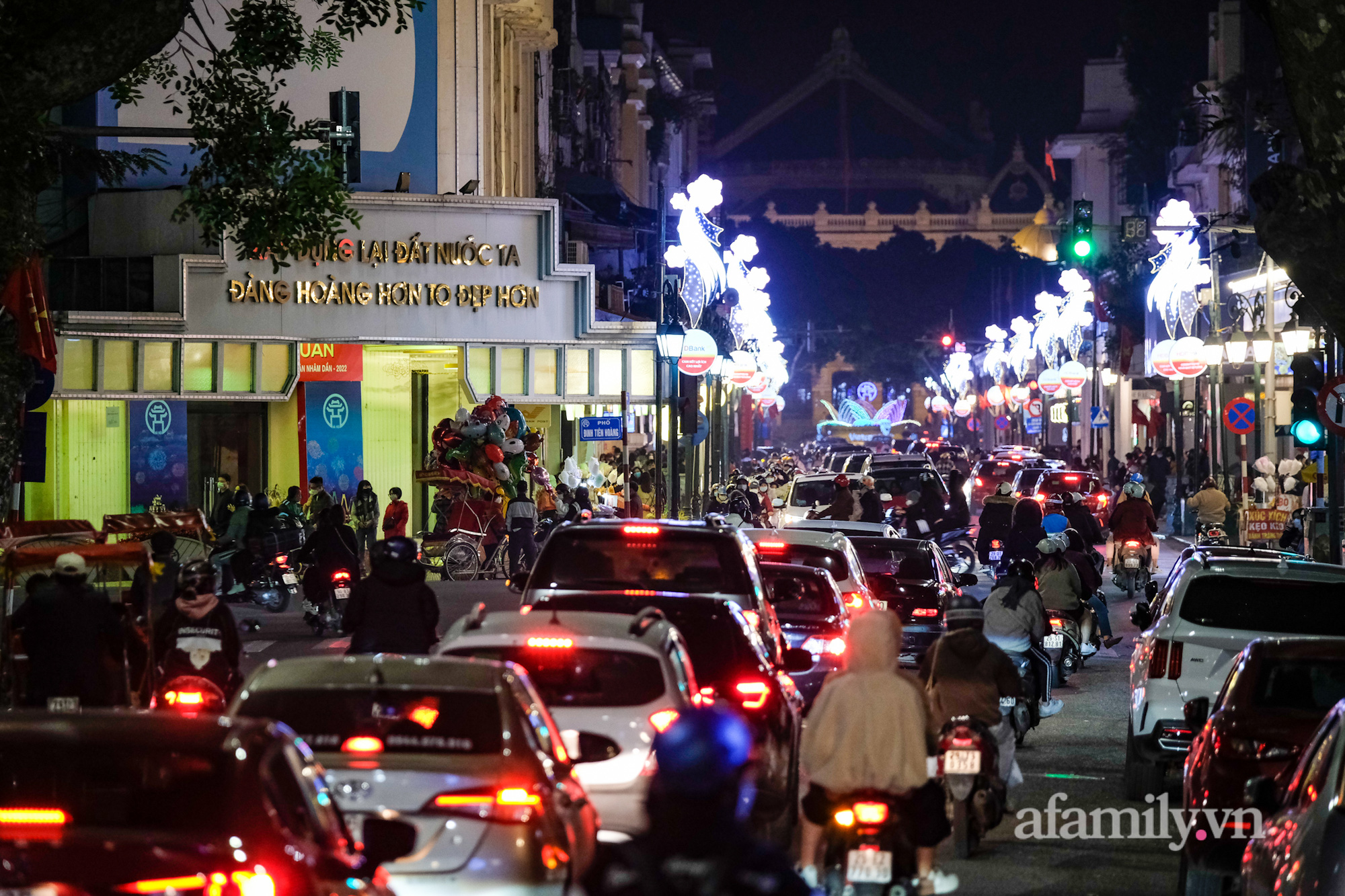 Người Hà Nội đổ về phố đi bộ vui chơi, chụp ảnh lưu niệm ngày đầu Xuân - Ảnh 1.