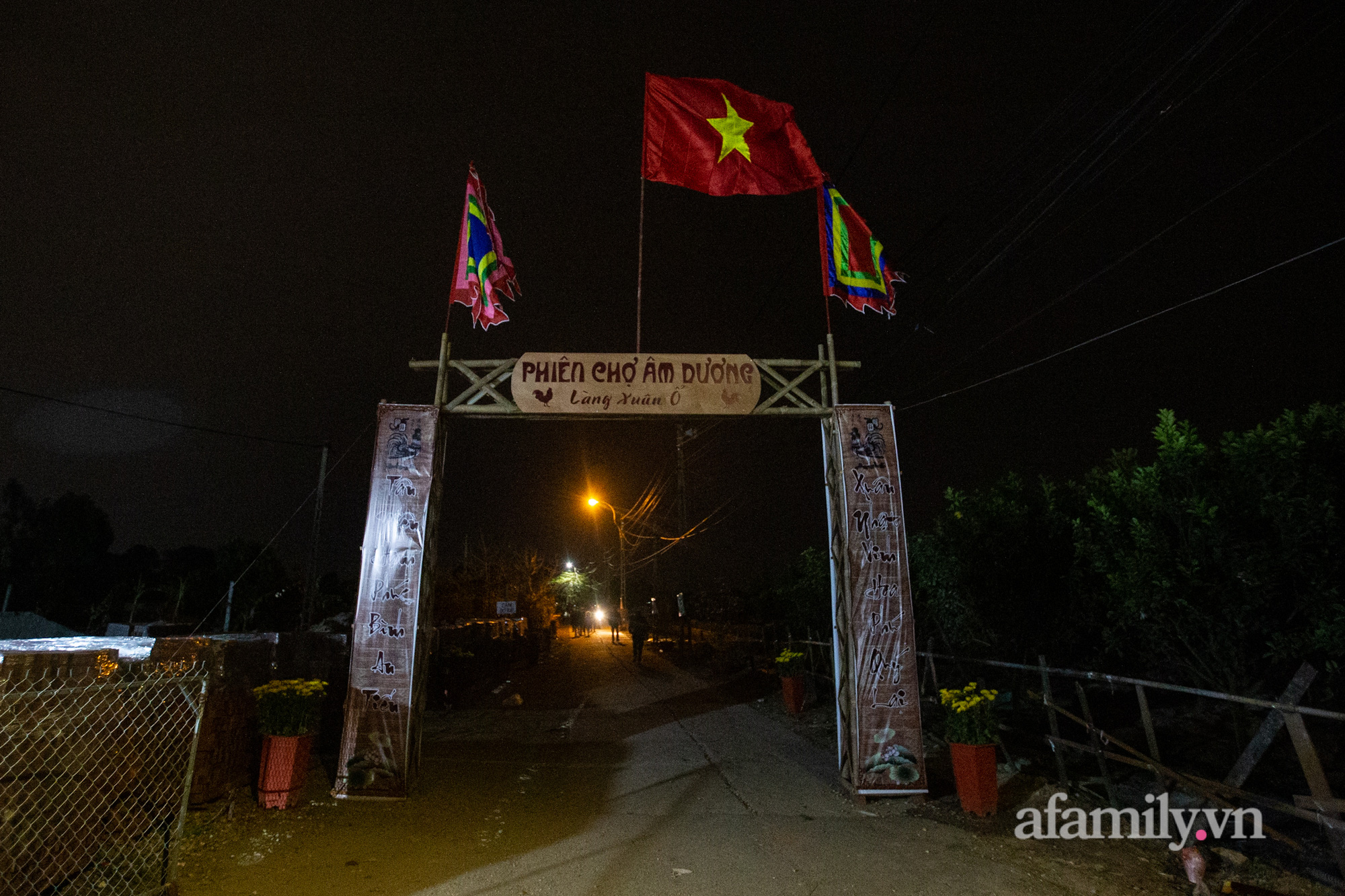 Trải nghiệm “phiên chợ âm – dương” có 1 không 2 ở đất Bắc, người mua không mặc cả, không đếm tiền - Ảnh 1.