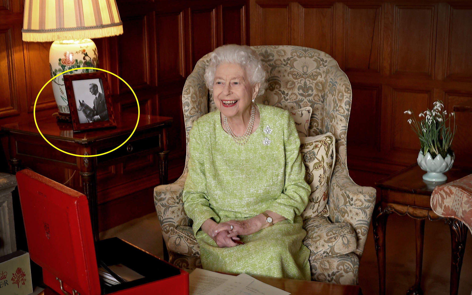 Bức ảnh mới nhất của Nữ hoàng Anh mừng 70 năm trị vì chứa chi tiết đặc biệt và động thái gây chú ý của Thái tử Charles