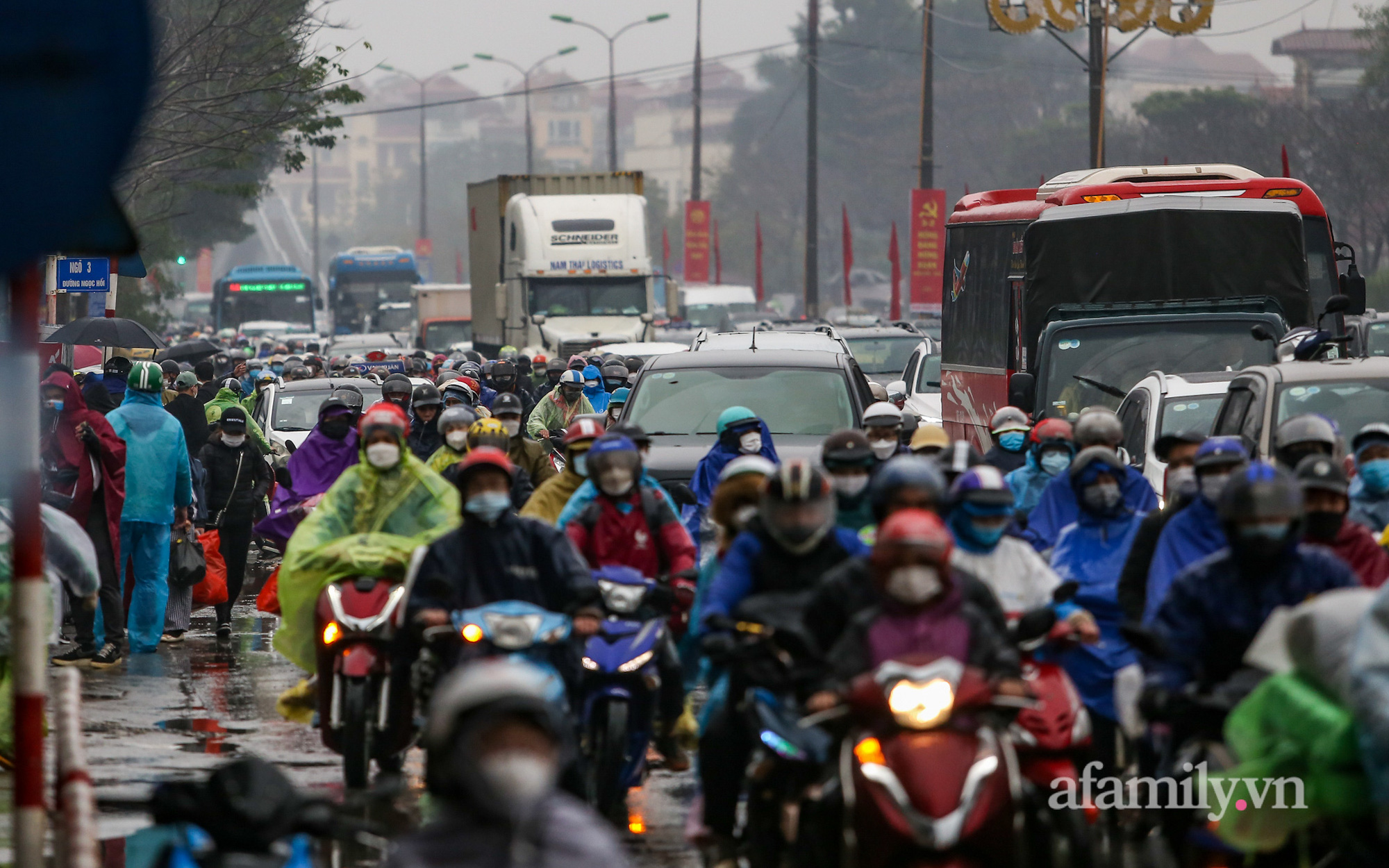 Người dân đội mưa rét trở lại Hà Nội sau kỳ nghỉ Tết, khu vực cửa ngõ ùn tắc