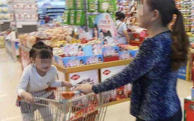 Con gái 6 tuổi đòi ăn dâu tây trong siêu thị, bà mẹ mua 3 quả liền bị nhân viên bán hàng chế giễu: Chị đáp trả 1 câu quá tinh tế, ai cũng phục 