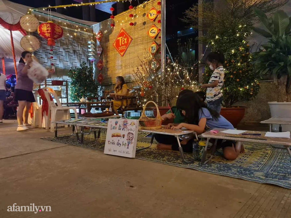 Các em bé Việt ở Lào tự làm lì xì bán ở Hội chợ để có tiền giúp đỡ những bạn khó khăn: Hành động nhỏ, ý nghĩa lớn  - Ảnh 5.