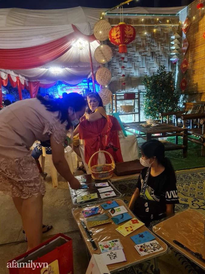 Các em bé Việt ở Lào tự làm lì xì bán ở Hội chợ để có tiền giúp đỡ những bạn khó khăn: Hành động nhỏ, ý nghĩa lớn  - Ảnh 2.