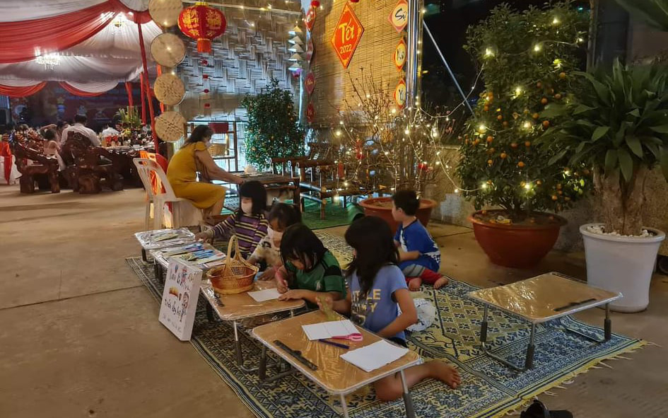 Các em bé Việt ở Lào tự làm lì xì bán ở Hội chợ để có tiền giúp đỡ những bạn khó khăn: Hành động nhỏ, ý nghĩa lớn 