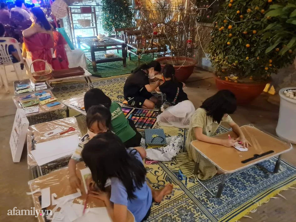 Các em bé Việt ở Lào tự làm lì xì bán ở Hội chợ để có tiền giúp đỡ những bạn khó khăn: Hành động nhỏ, ý nghĩa lớn  - Ảnh 3.