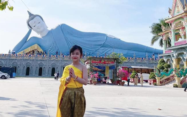 Bé gái Sóc Trăng xinh đẹp hút mắt trong loạt ảnh thăm chùa Som Rông với trang phục truyền thống của người Khmer