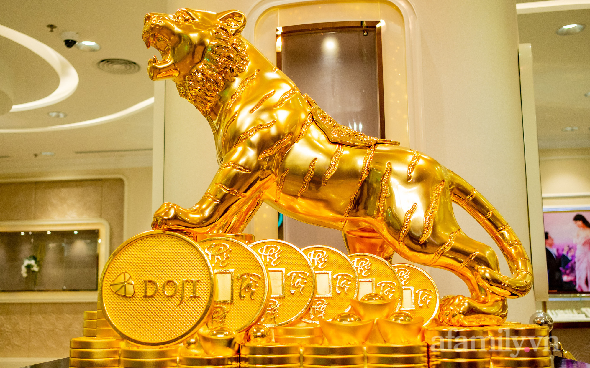 Bảo vật "Kim Dần Vương Bảo" bằng vàng ròng nặng 46kg chính thức lên kệ ngay trước ngày vía Thần Tài, dân tình đang đổ xô đến check-in lấy may