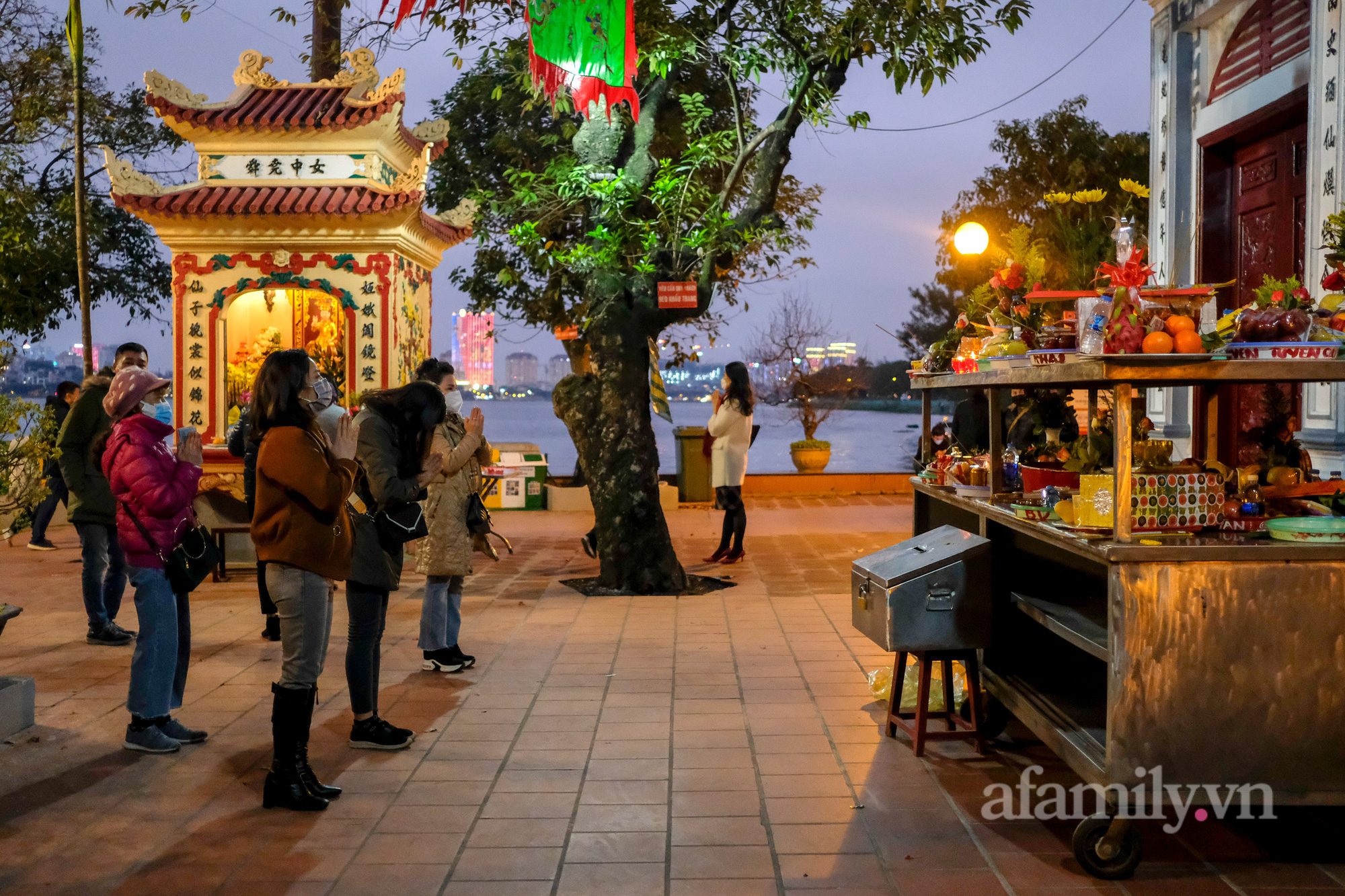 Sau thời gian dài đóng cửa vì dịch, người Hà Nội như được 