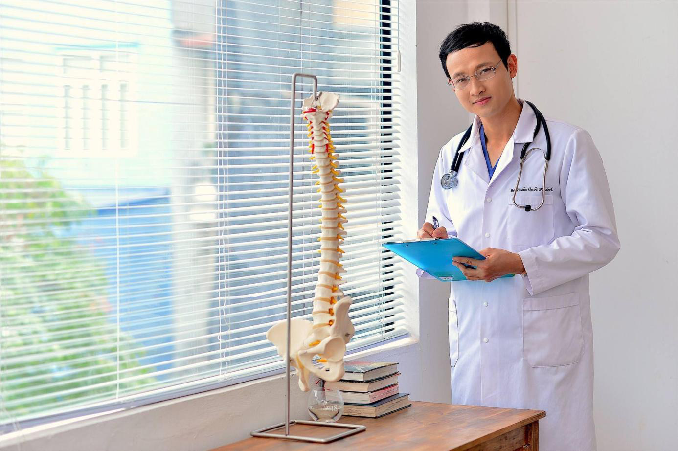 Theo chân chuyên gia tìm hiểu phương pháp hỗ trợ điều trị bệnh đau lưng hiệu quả - Ảnh 1.