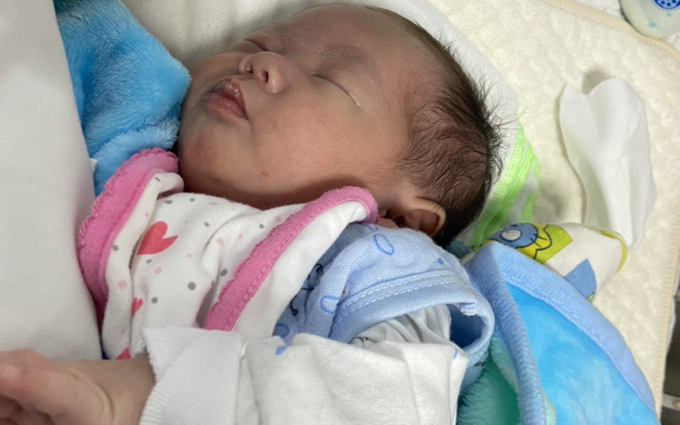 Hà Nội: Bé gái sơ sinh bị mẹ bỏ rơi trên vỉa hè trong đêm giá lạnh