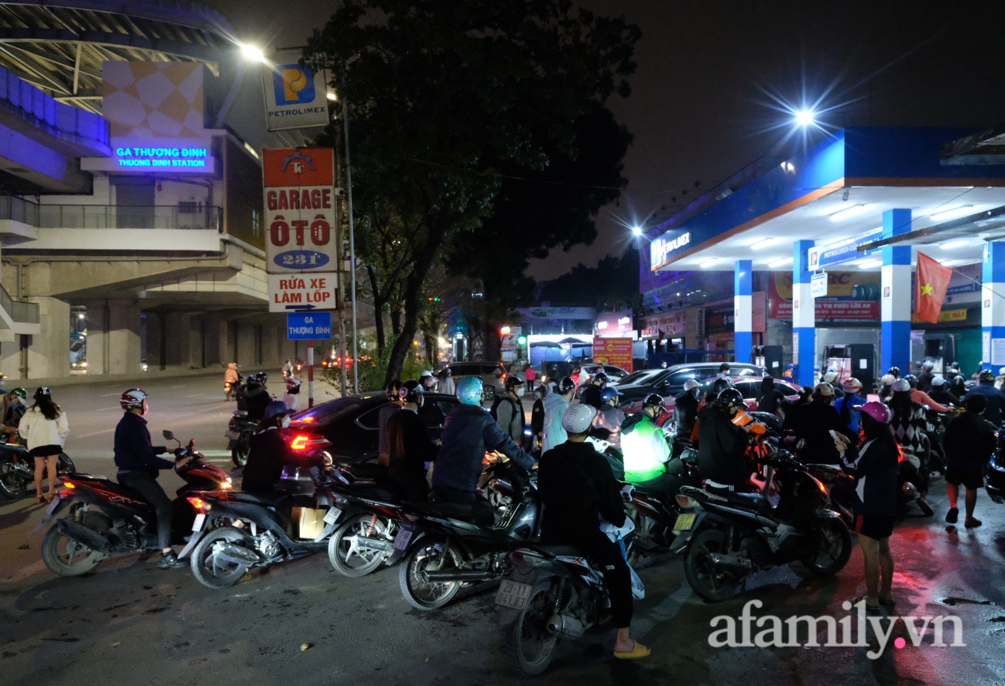 Nửa đêm các cây xăng tại Hà Nội vẫn đông nghẹt người xếp hàng 